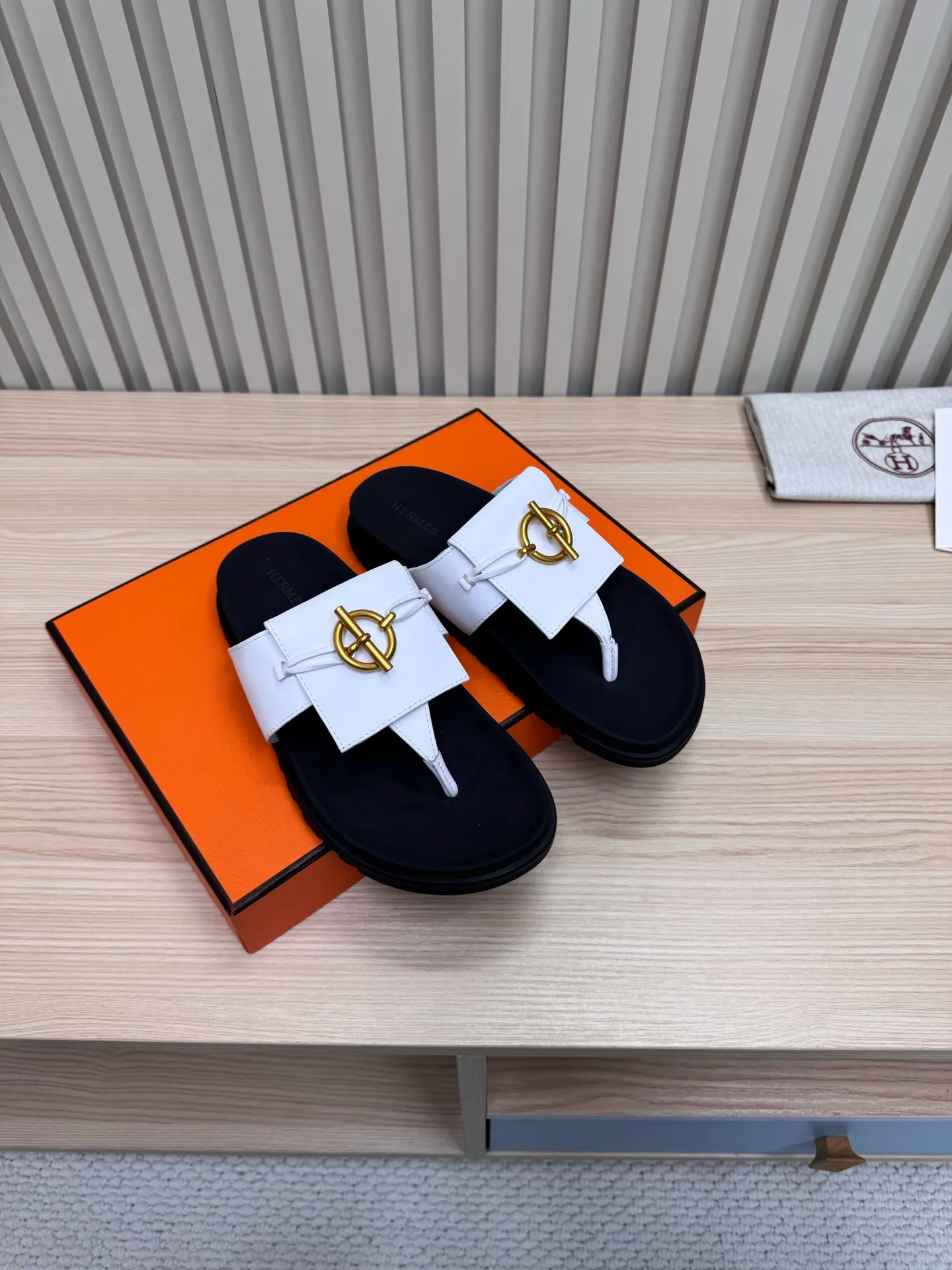 👟👟Ex-factory price 502👟👟Hermes🐎The extremely popular couple’s slippers/the latest hardware buckle sandals and slippers, paired with various colorful socks, so trendy!  ———————— Upper: imported cowhide/sheep leather/cloth/palmprint leather lining: imported cowhide/sheepskin outsole: Tpu non-slip and wear-resistant outsole Female size: 35-42 (40.41.42 non-returnable and non-exchangeable) Male code: 39-45 (45 non-returnable and non-exchangeable)